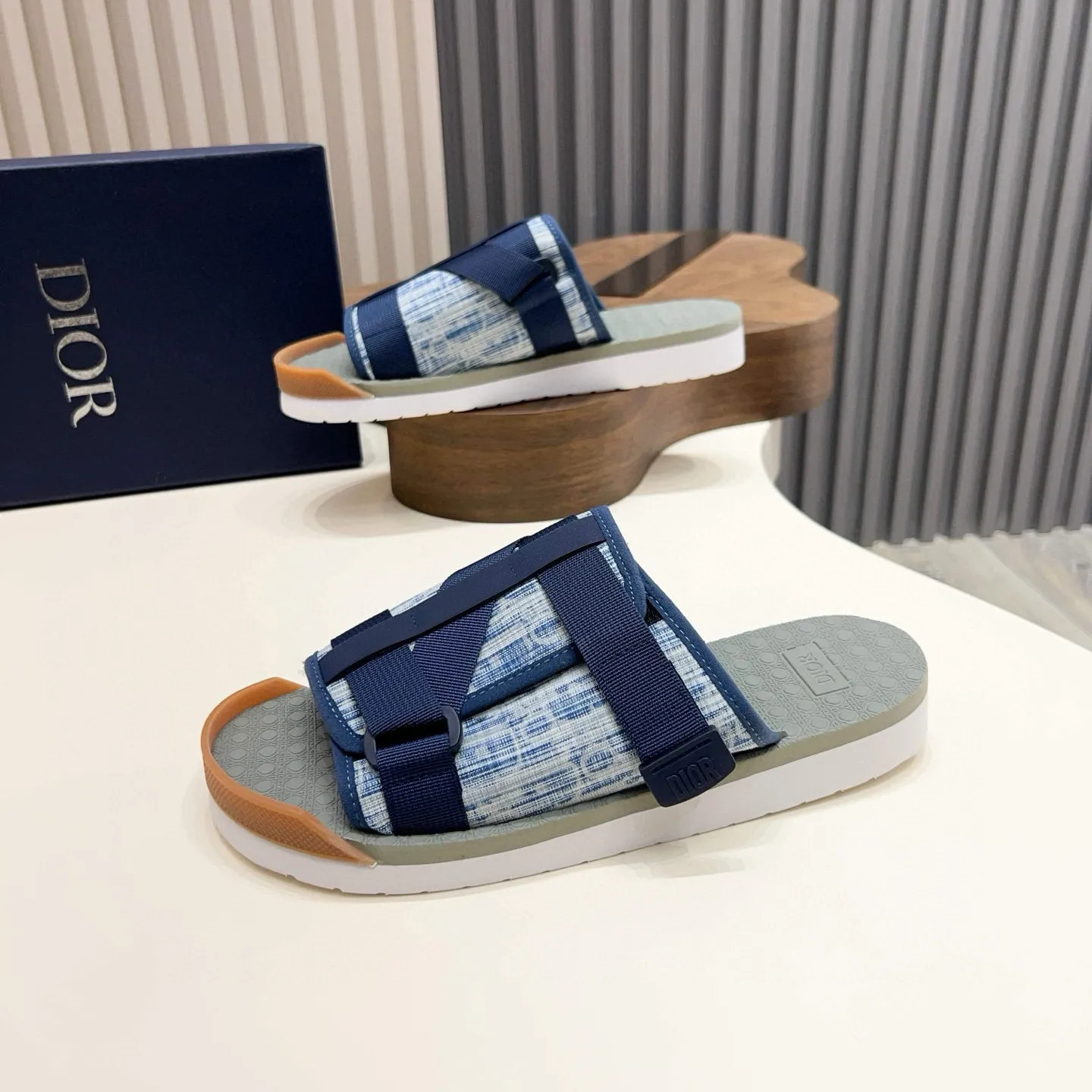 Factory price: 280💰Dior Alias ​​men's leather slippers. This Alias ​​sandal is a new summer product, showing a casual and elegant style. Carefully crafted from grained cow leather and Oblique printed fabric, with cowhide lining! Cross-strap design with metal-clad brass CD Diamond logo. The imported cowhide leather and rubber sole adds sophistication and comfort, while Oblique print-effect anti-slip panels add style. Size: 38-44 (45 customized)